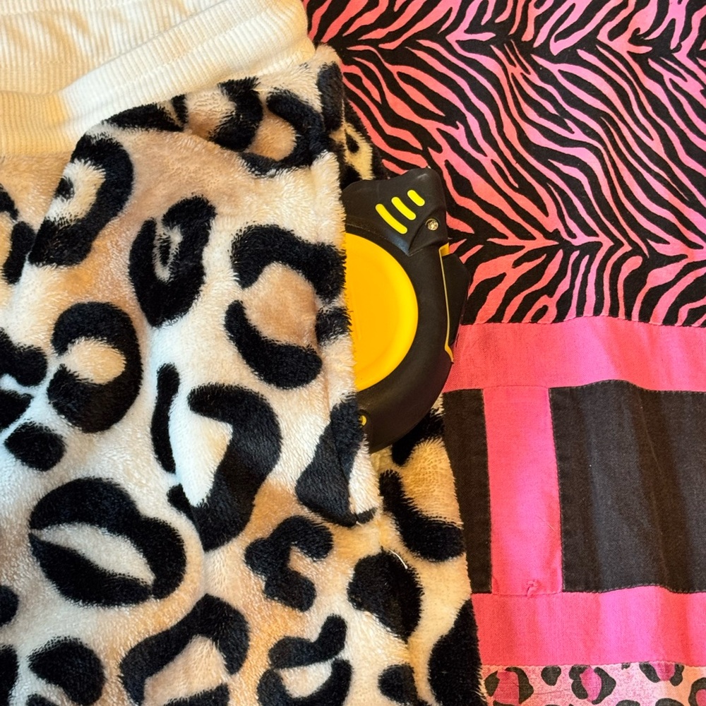 Secret Treasures Animal Print Joggers with Cream Accents - Picture 4 of 7